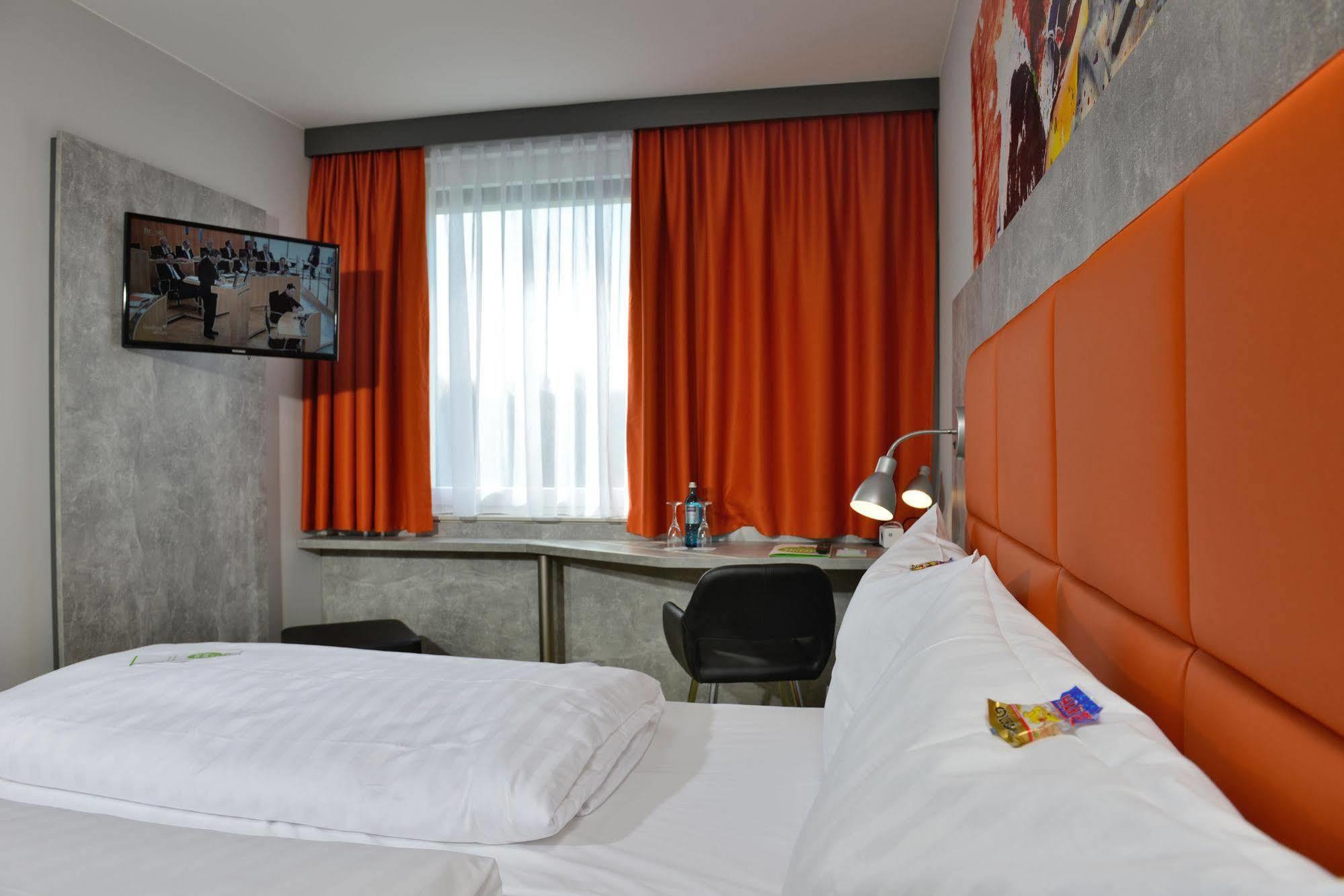 Sleepysleepy Hotel Giessen Linden  ภายนอก รูปภาพ