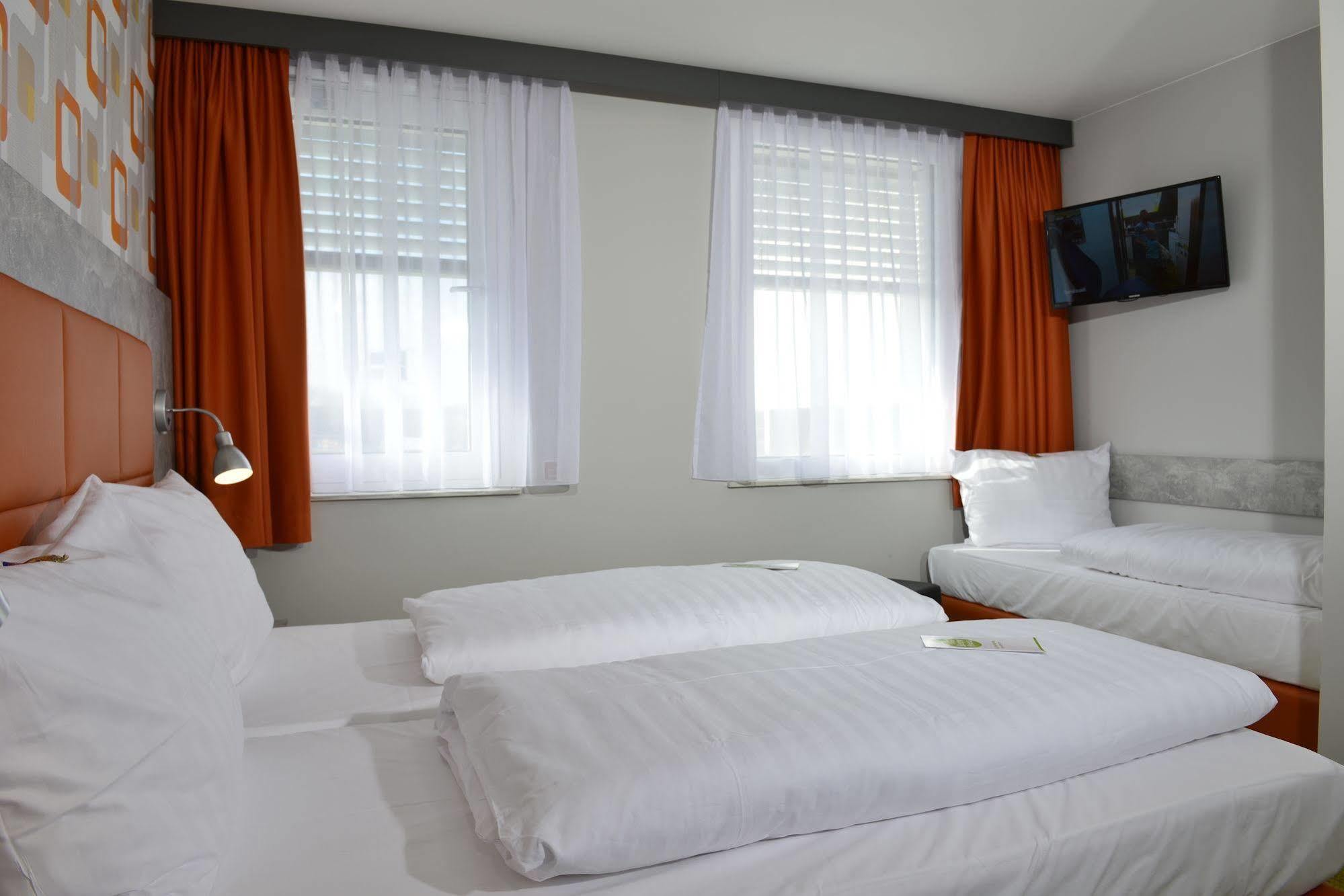 Sleepysleepy Hotel Giessen Linden  ภายนอก รูปภาพ